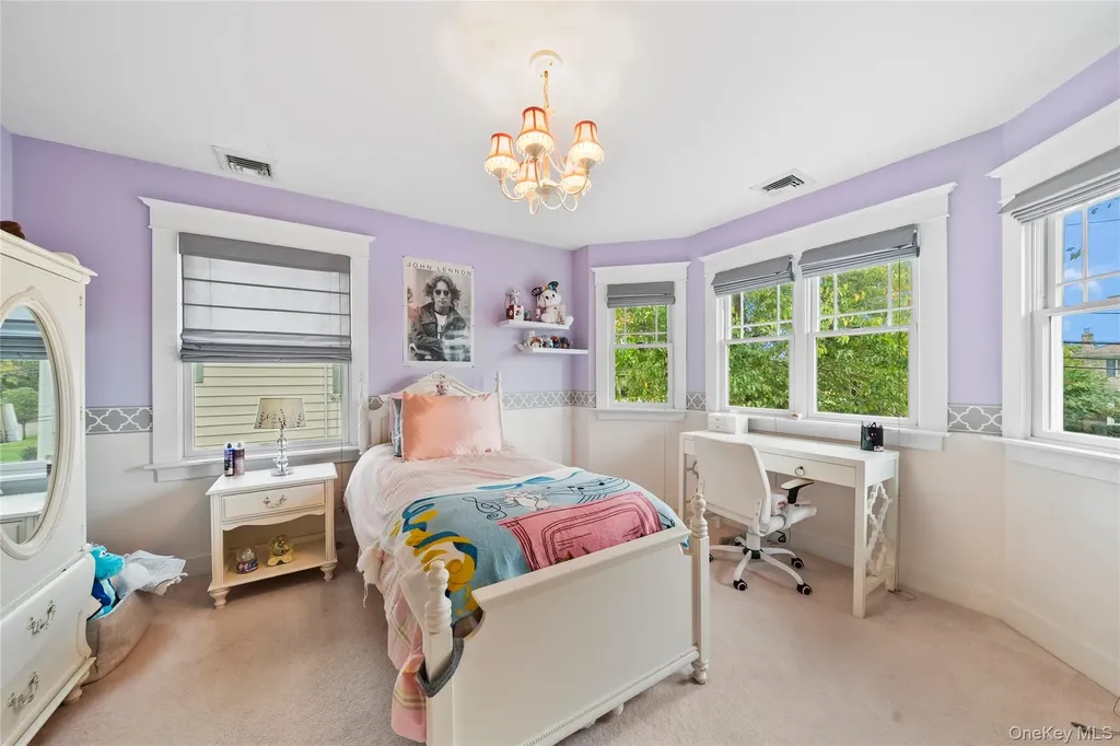 33 Robbins Avenue Babylon NY 11702