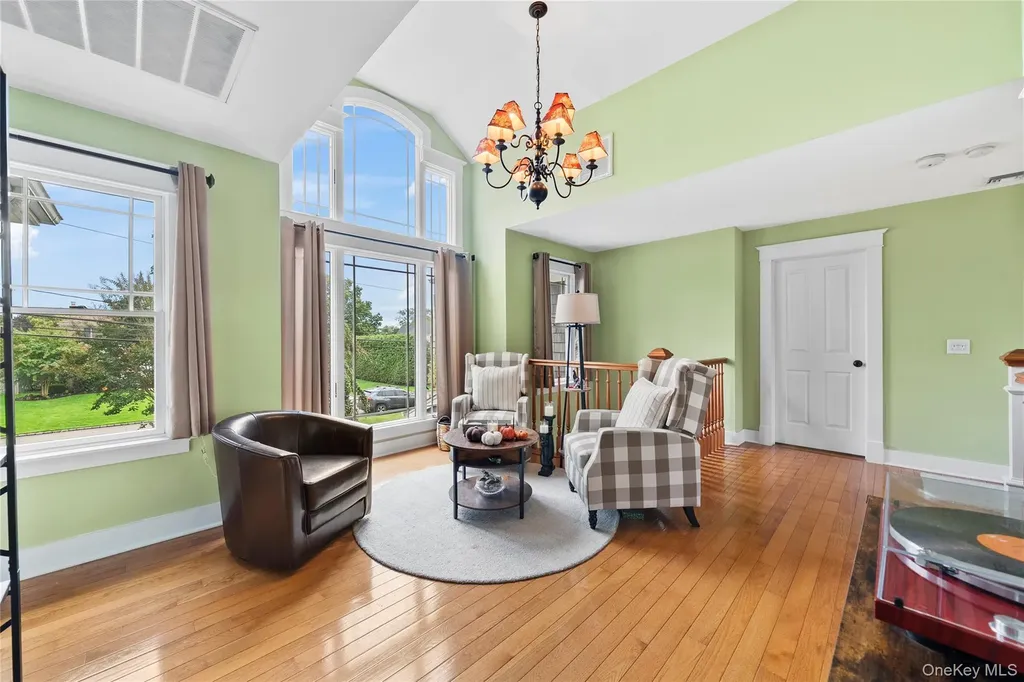 33 Robbins Avenue Babylon NY 11702