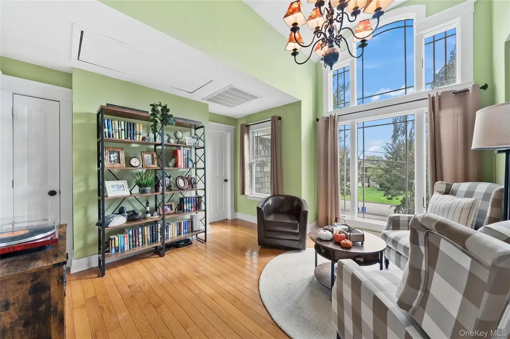 33 Robbins Avenue Babylon NY 11702