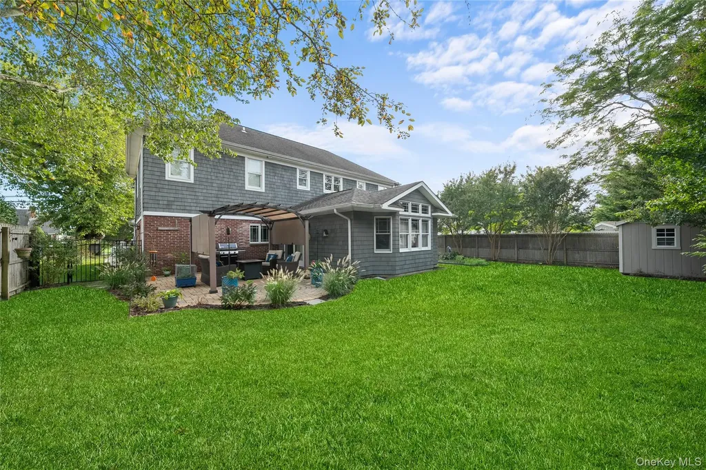 33 Robbins Avenue Babylon NY 11702