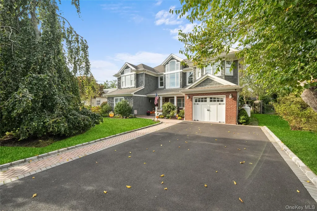 33 Robbins Avenue Babylon NY 11702