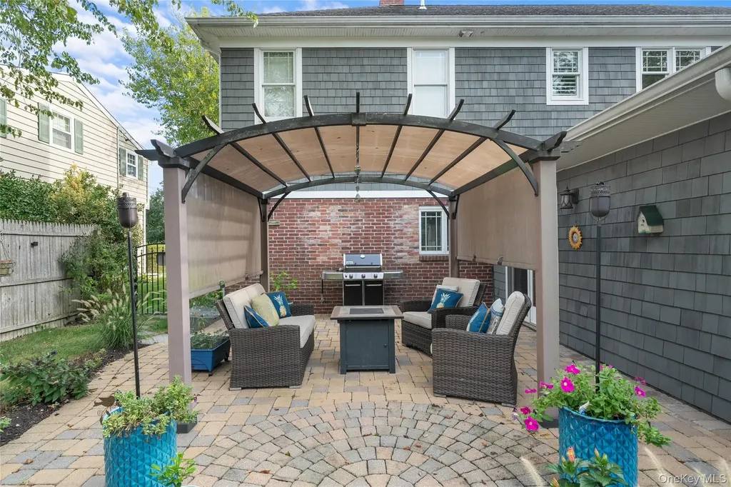 33 Robbins Avenue Babylon NY 11702