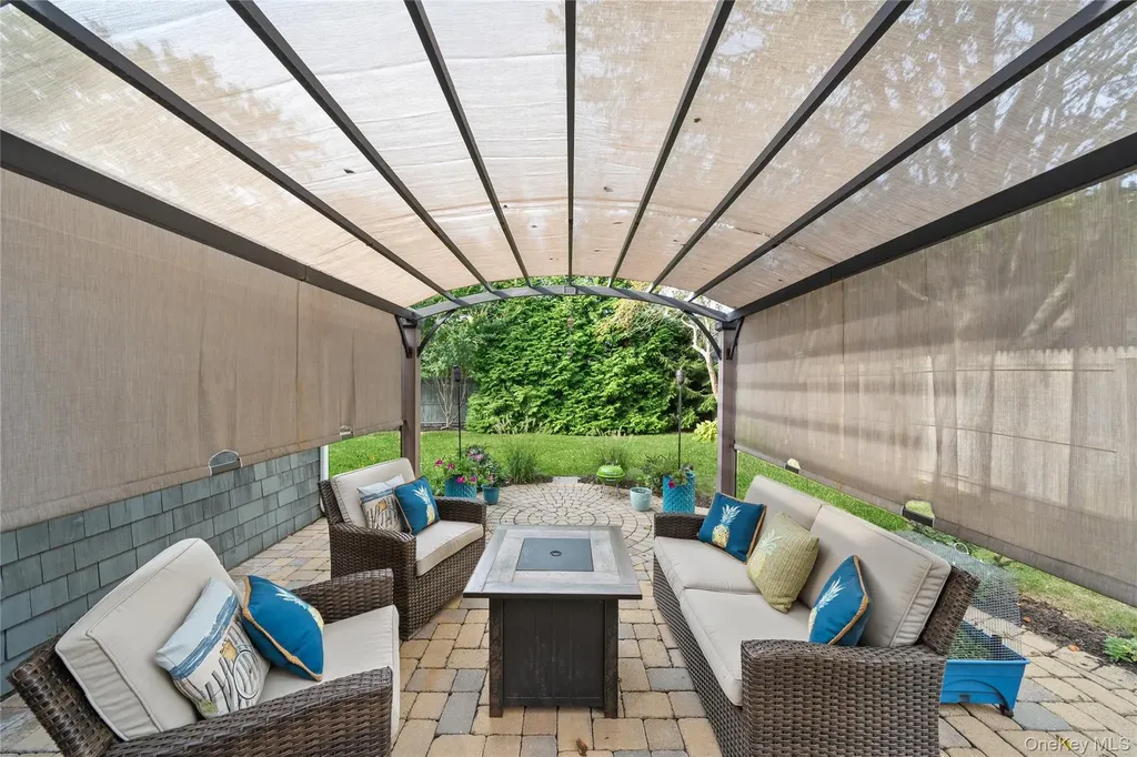 33 Robbins Avenue Babylon NY 11702
