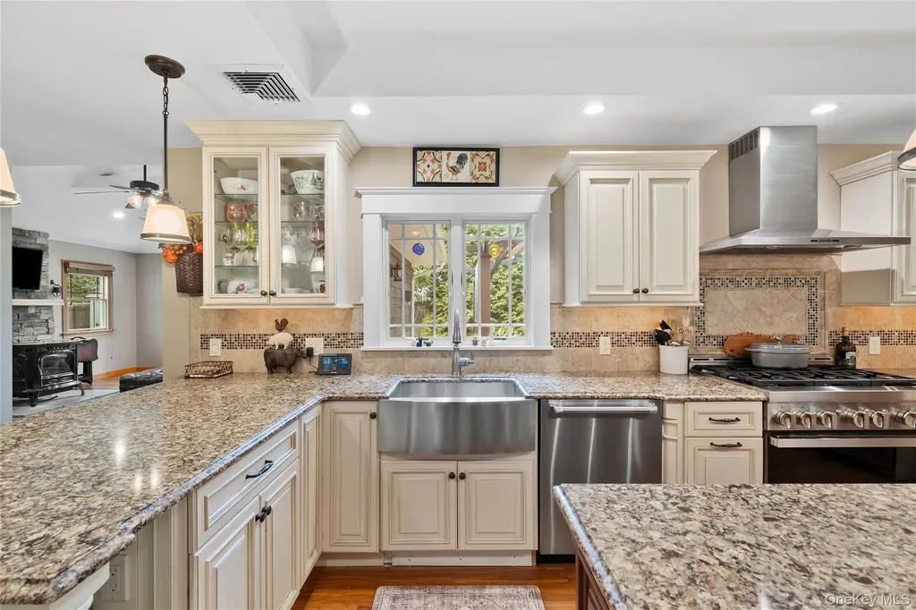33 Robbins Avenue Babylon NY 11702