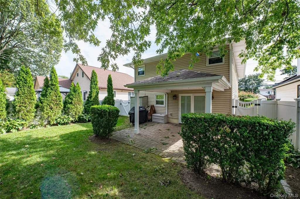 35 Roosevelt Avenue Malverne NY 11565
