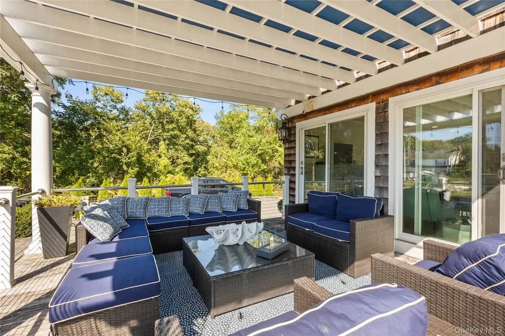28 S Montgomery Avenue Bay Shore NY 11706