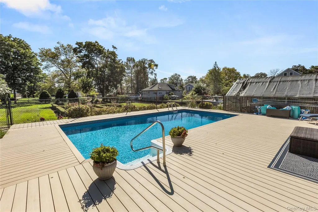28 S Montgomery Avenue Bay Shore NY 11706