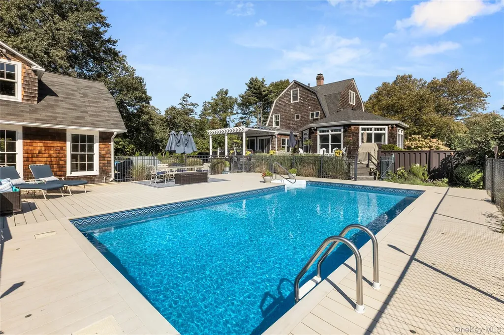 28 S Montgomery Avenue Bay Shore NY 11706