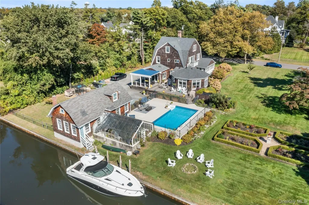 28 S Montgomery Avenue Bay Shore NY 11706