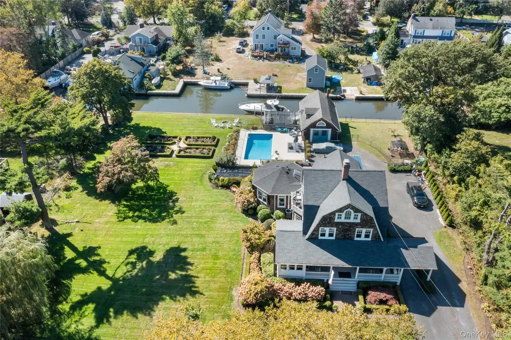 28 S Montgomery Avenue Bay Shore NY 11706