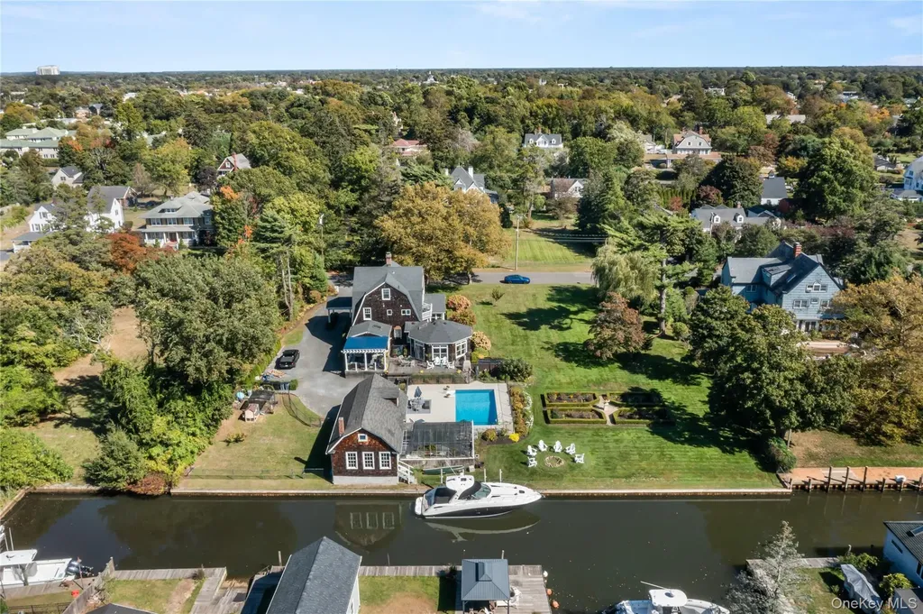 28 S Montgomery Avenue Bay Shore NY 11706