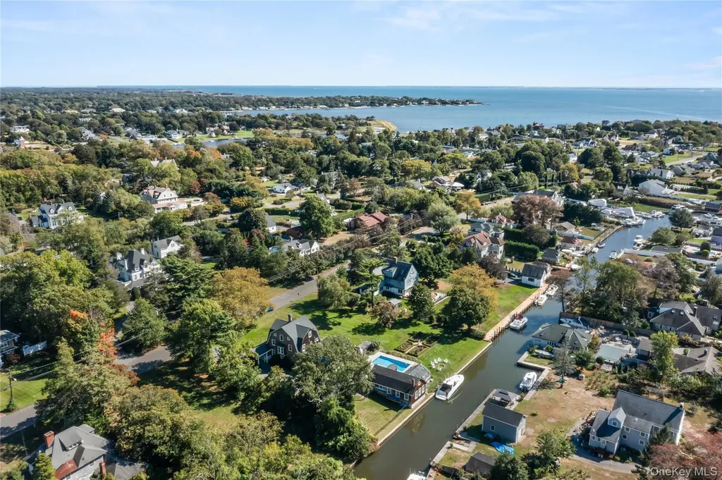 28 S Montgomery Avenue Bay Shore NY 11706