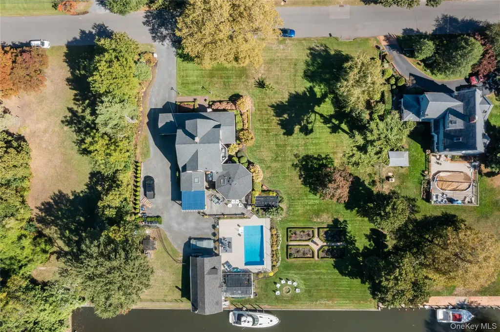 28 S Montgomery Avenue Bay Shore NY 11706