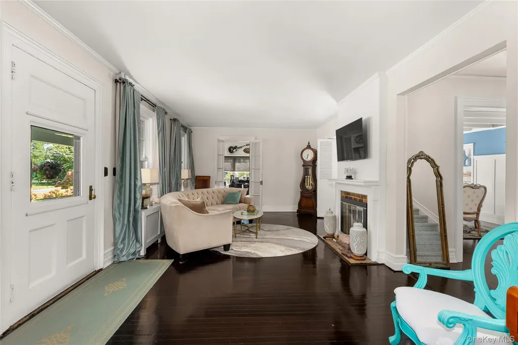 28 S Montgomery Avenue Bay Shore NY 11706