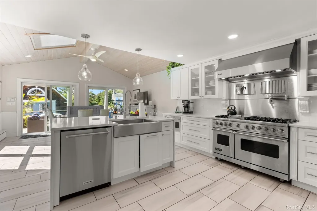 28 S Montgomery Avenue Bay Shore NY 11706