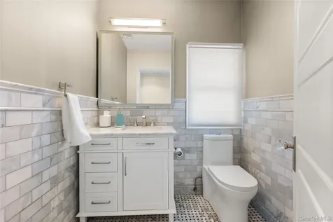 28 S Montgomery Avenue Bay Shore NY 11706