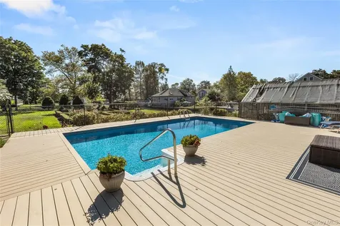 28 S Montgomery Avenue Bay Shore NY 11706