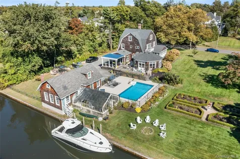 28 S Montgomery Avenue Bay Shore NY 11706