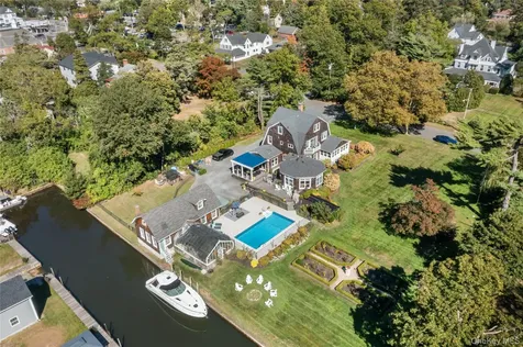 28 S Montgomery Avenue Bay Shore NY 11706