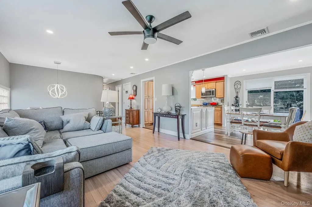 16 Dexter Lane Kings Park NY 11754