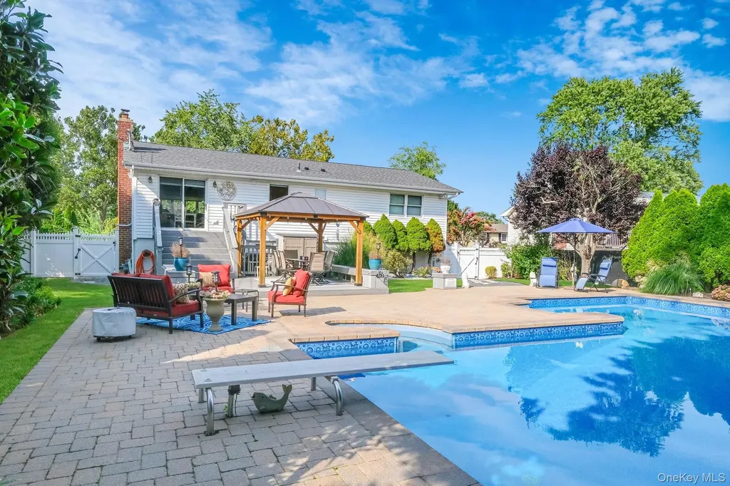 16 Dexter Lane Kings Park NY 11754