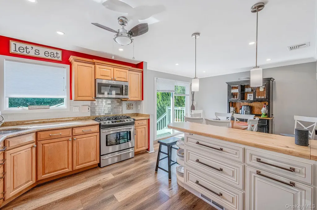 16 Dexter Lane Kings Park NY 11754