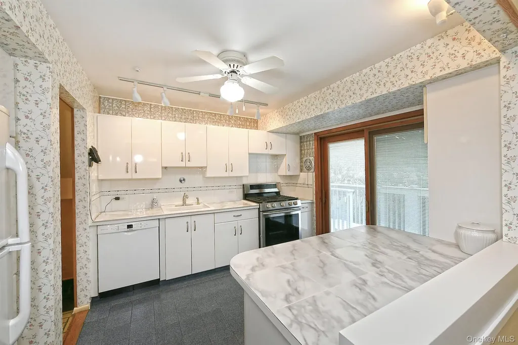 28 Halcourt Drive Plainview NY 11803