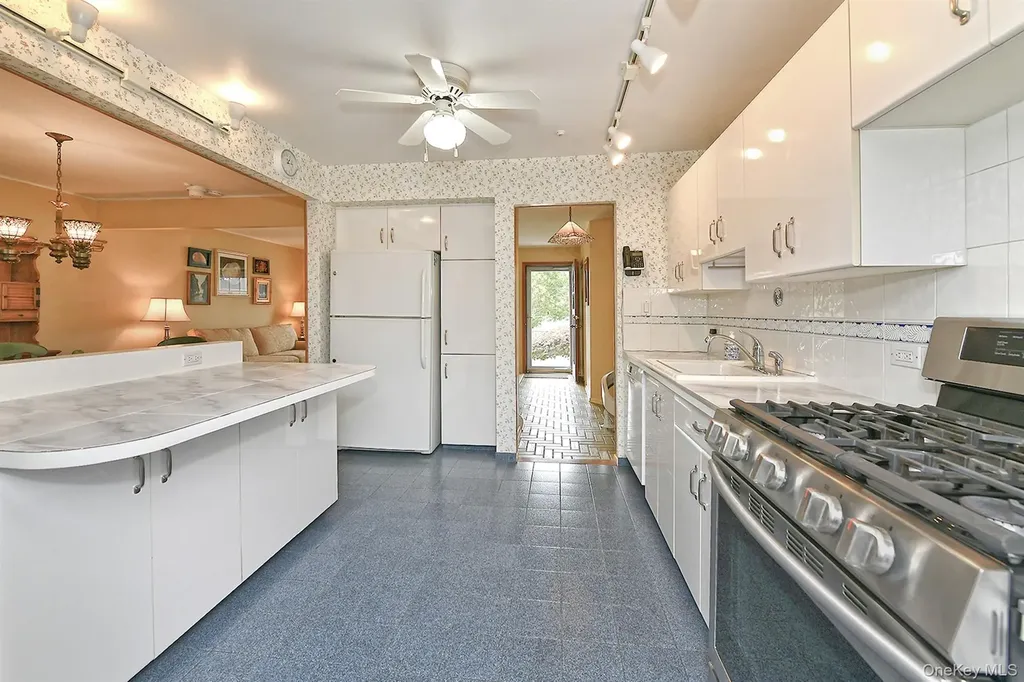 28 Halcourt Drive Plainview NY 11803