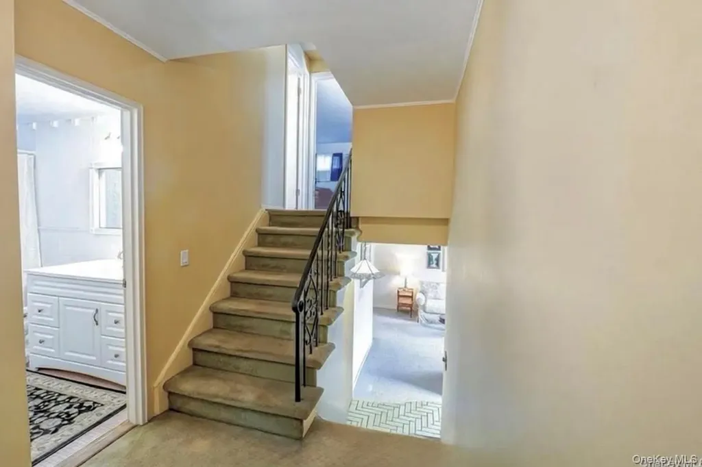 28 Halcourt Drive Plainview NY 11803
