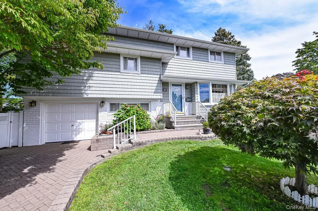 28 Halcourt Drive Plainview NY 11803