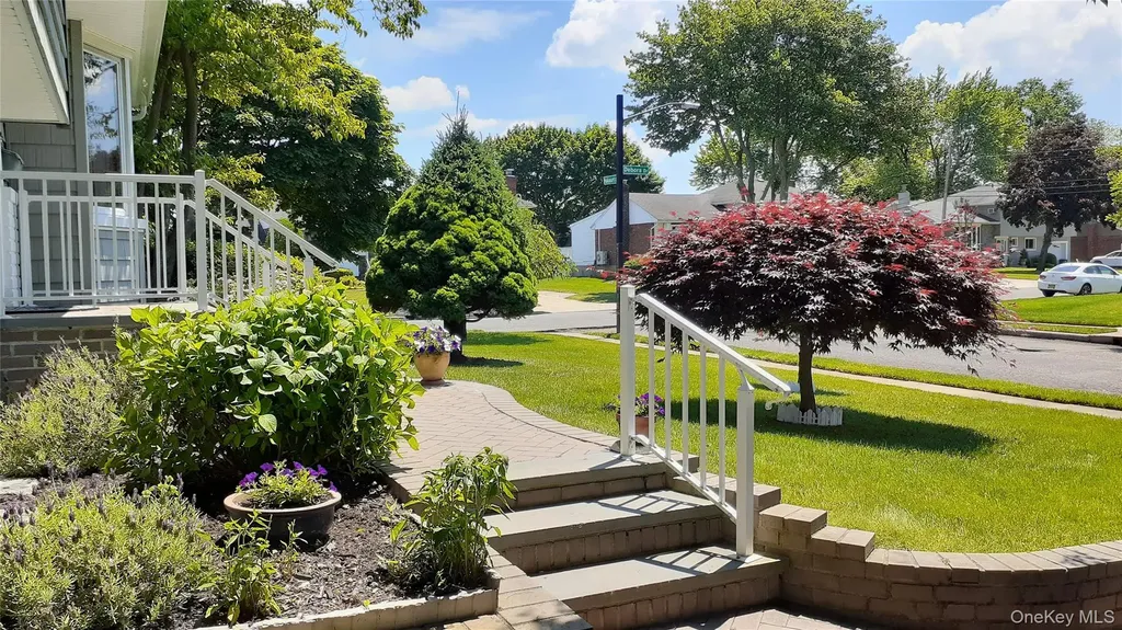 28 Halcourt Drive Plainview NY 11803