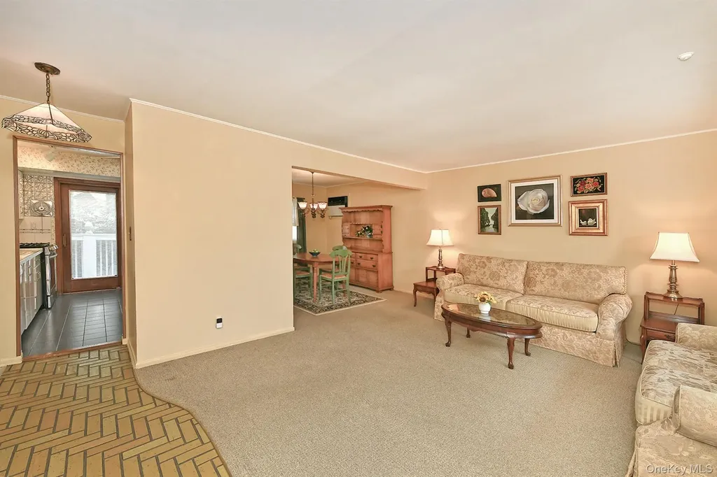 28 Halcourt Drive Plainview NY 11803