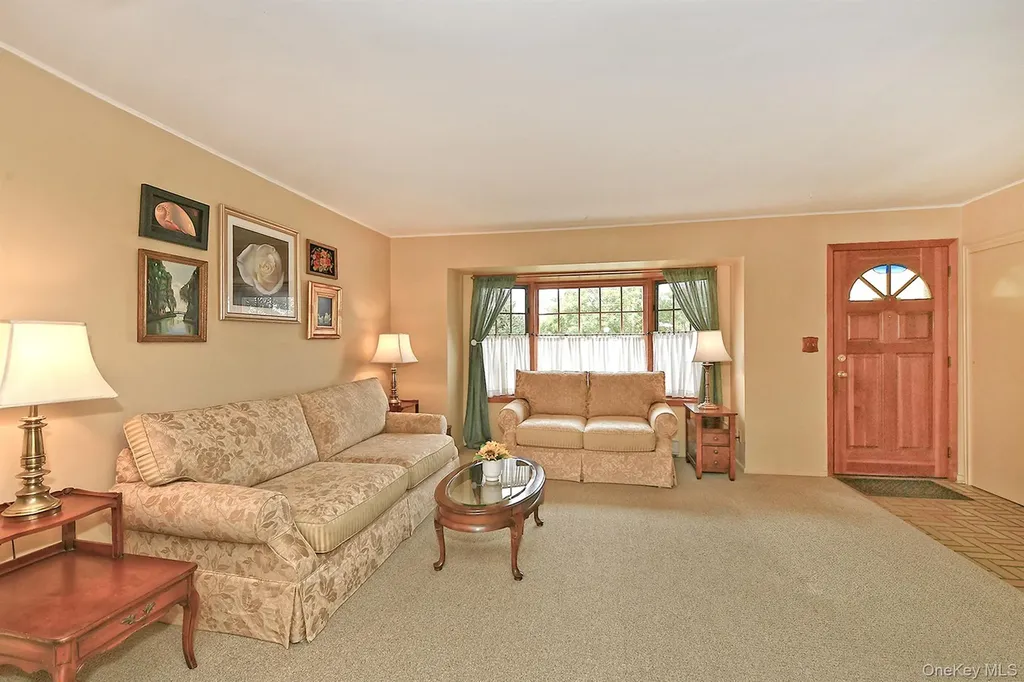 28 Halcourt Drive Plainview NY 11803