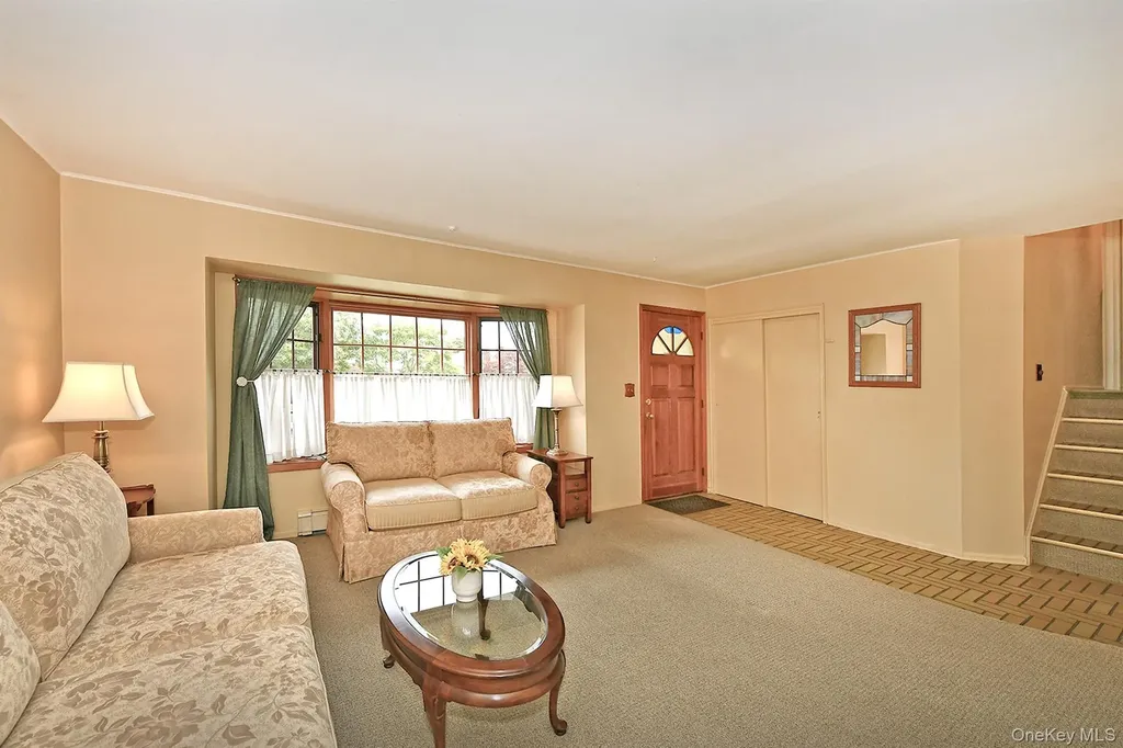 28 Halcourt Drive Plainview NY 11803