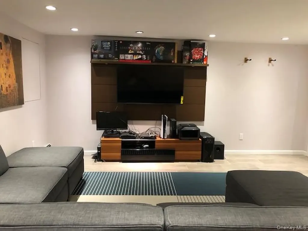 12-31 Robin Lane Bayside NY 11360