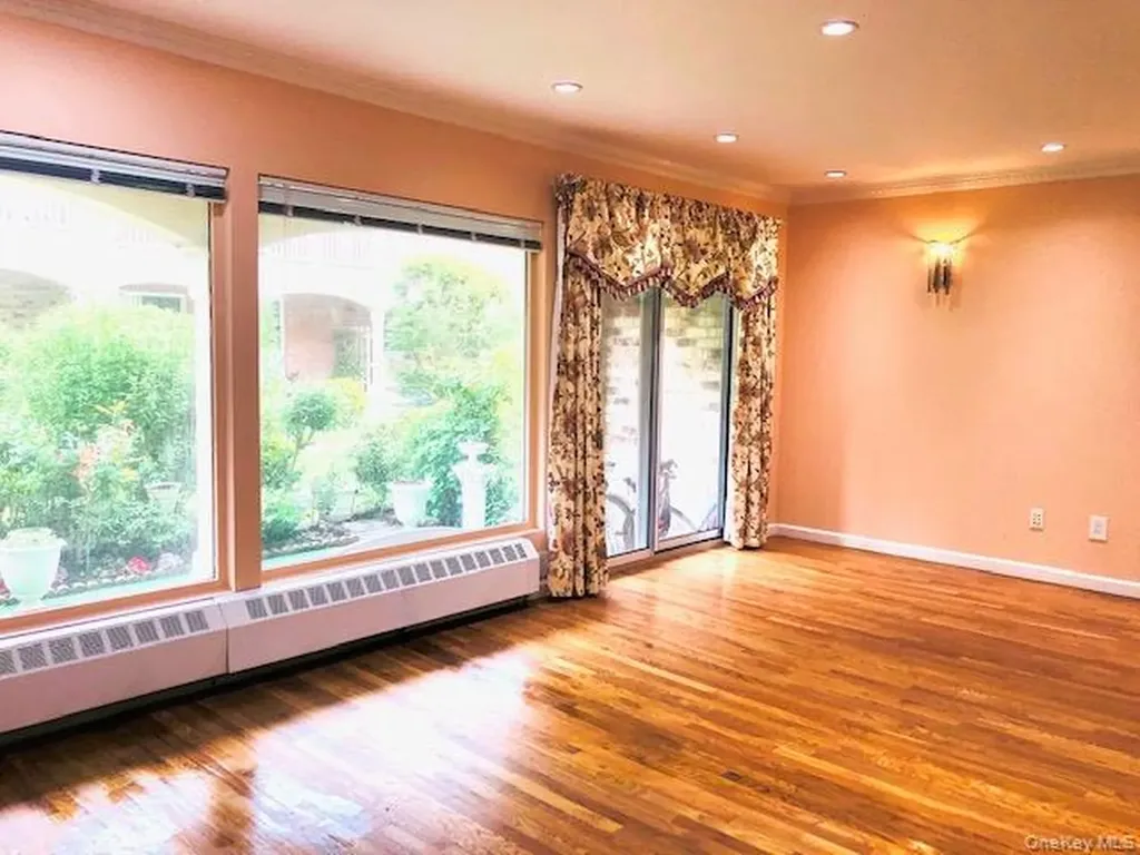 12-31 Robin Lane Bayside NY 11360