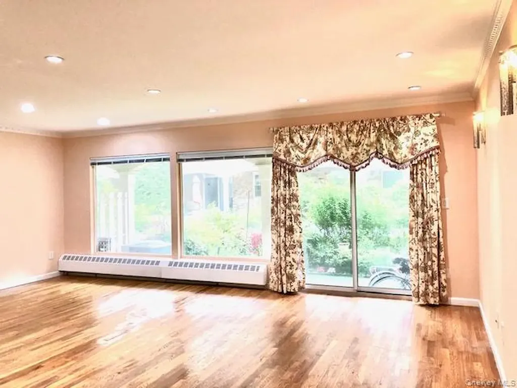 12-31 Robin Lane Bayside NY 11360