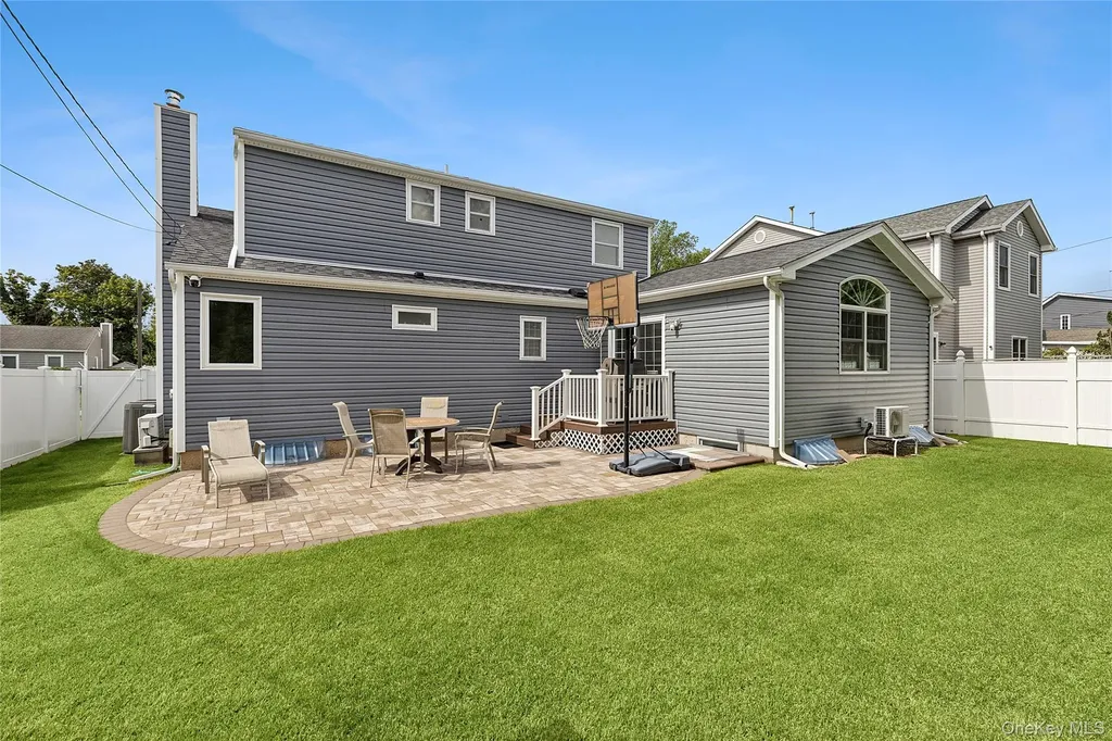 14 Hollyberry Road Plainview NY 11803