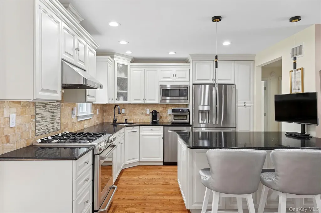 14 Hollyberry Road Plainview NY 11803