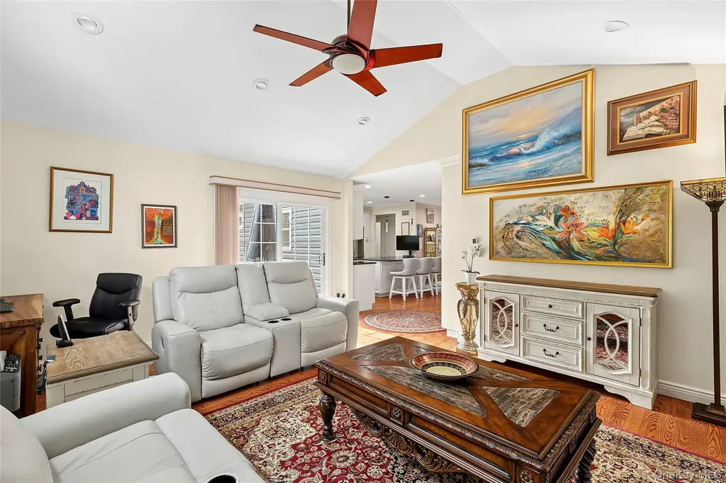 14 Hollyberry Road Plainview NY 11803
