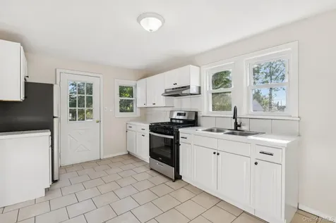 18 Lockwood Road Bay Shore NY 11706