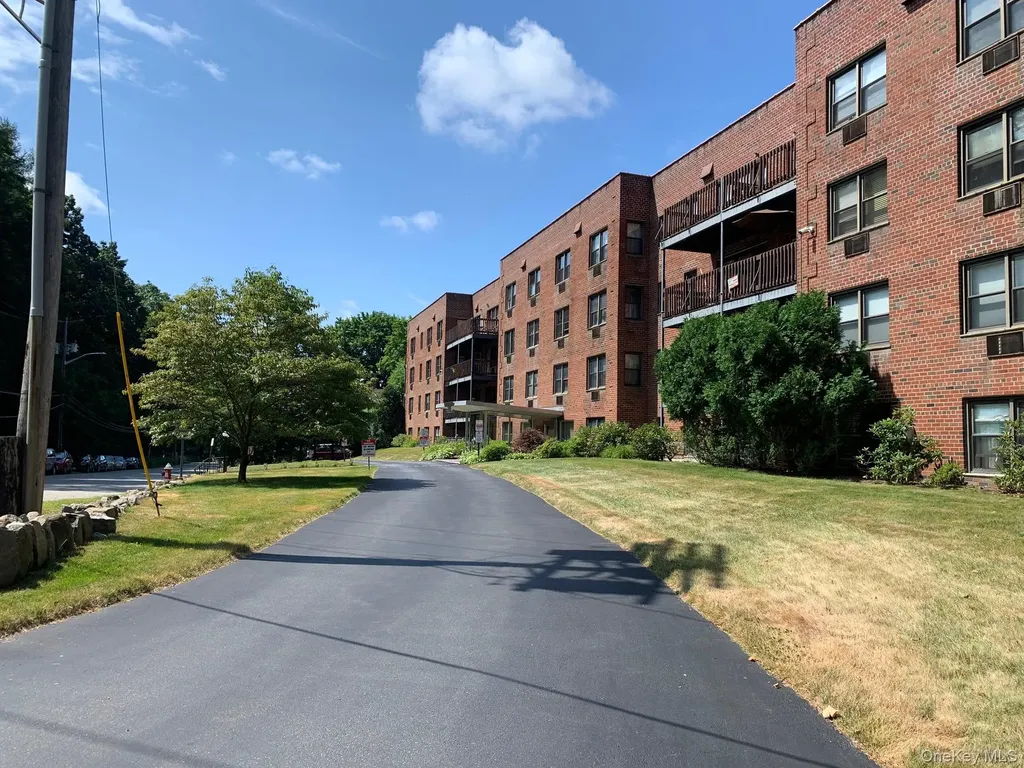 5 Oakdale Manor Suffern NY 10901