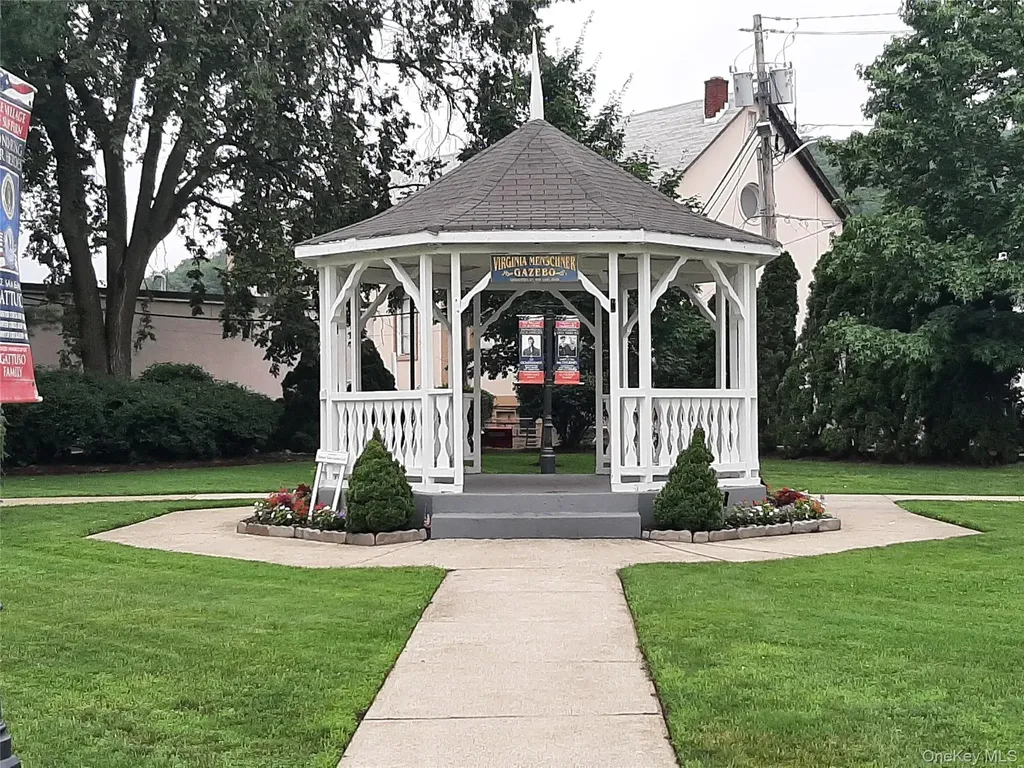 5 Oakdale Manor Suffern NY 10901