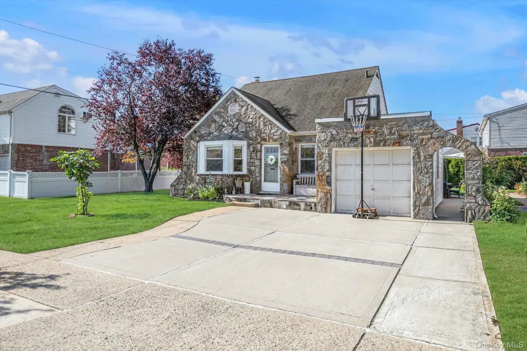 5 Avon Road New Hyde Park NY 11040