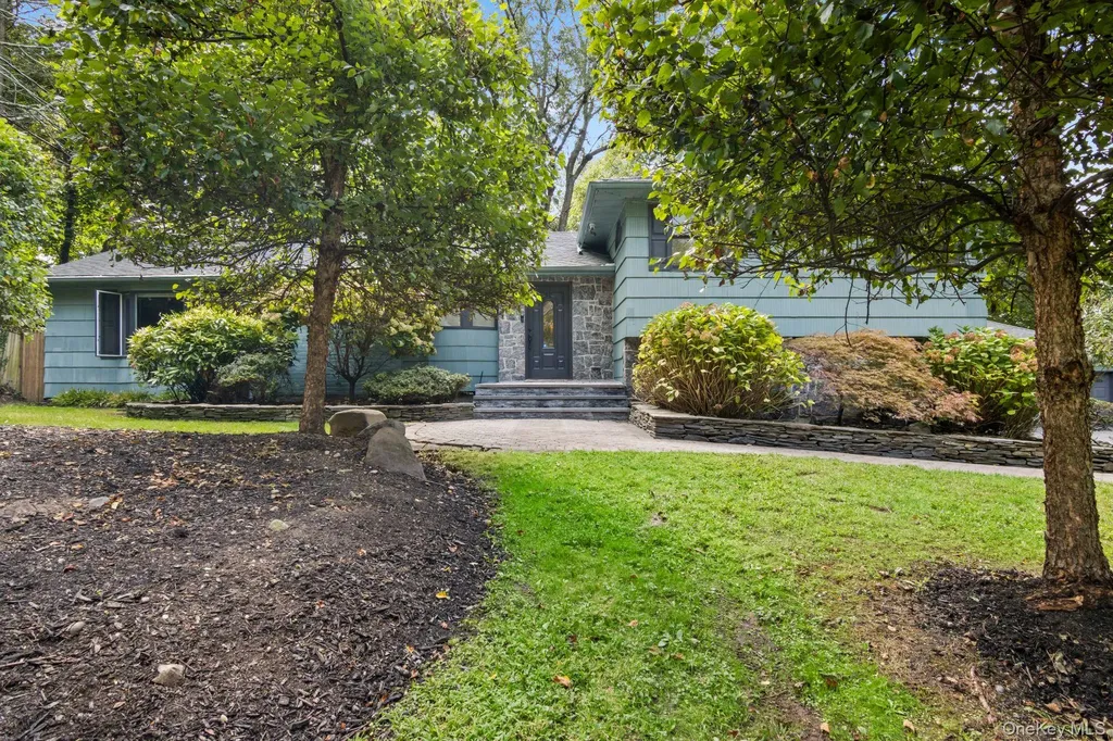 17 Bluebird Lane Huntington NY 11743