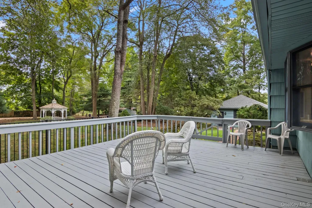 17 Bluebird Lane Huntington NY 11743