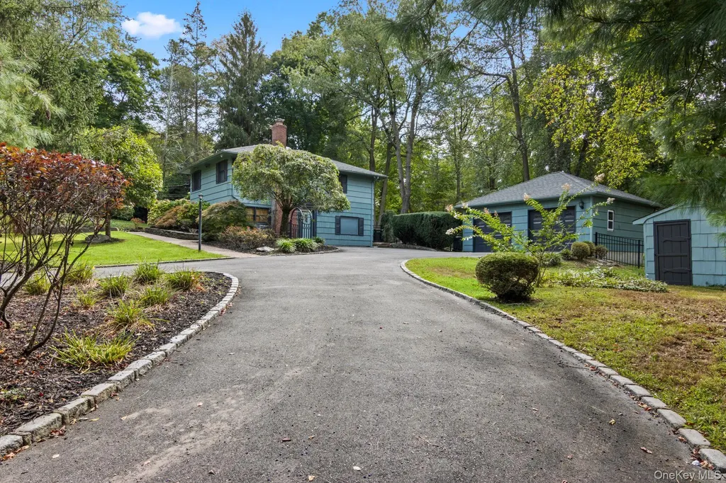17 Bluebird Lane Huntington NY 11743