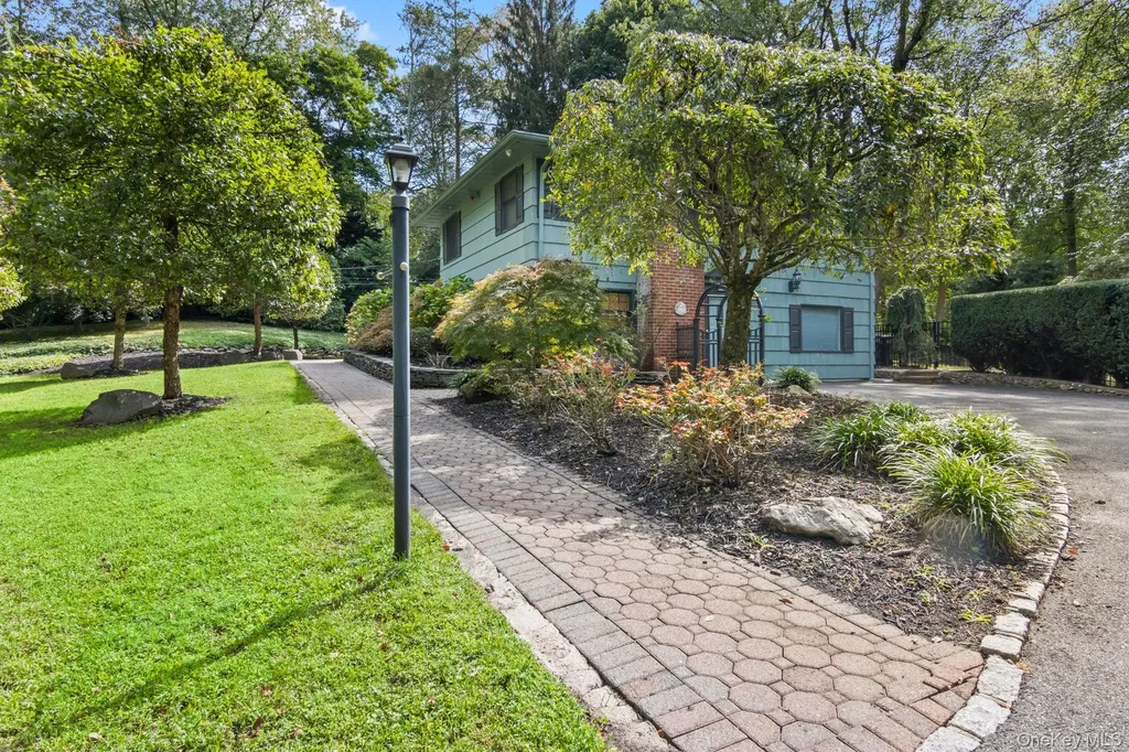 17 Bluebird Lane Huntington NY 11743