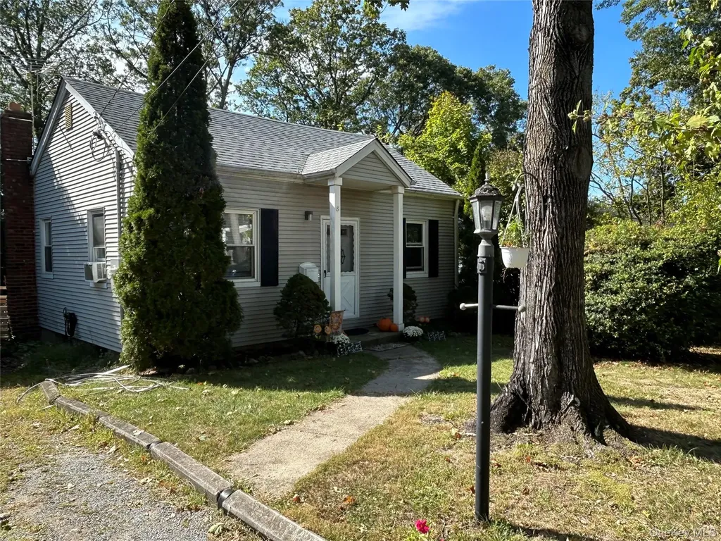 8 Bayard Avenue Bayville NY 11709