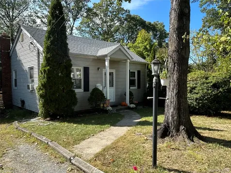 8 Bayard Avenue Bayville NY 11709